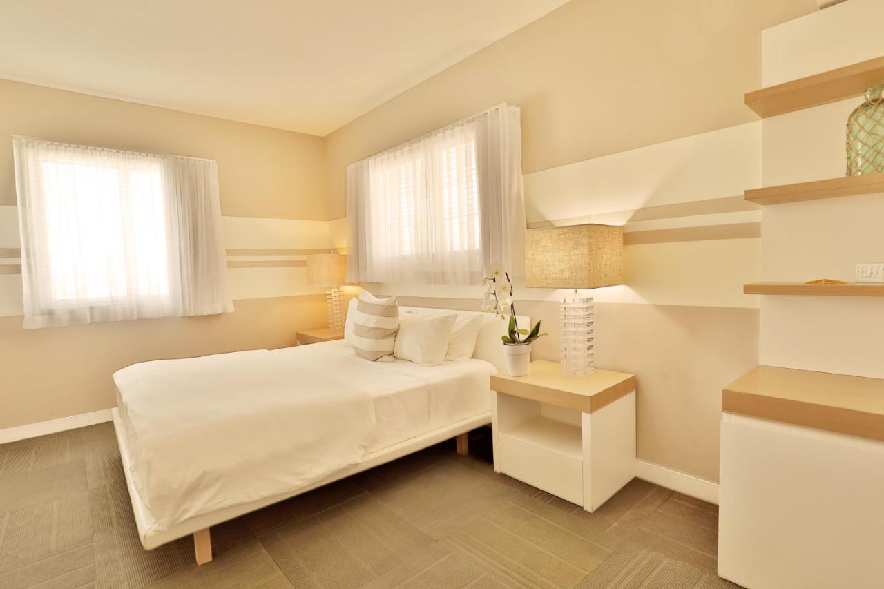 Chambre Lit King-Size avec Douche Accessible en Fauteuil Roulant - Adaptée aux Personnes à Mobilité Réduite
