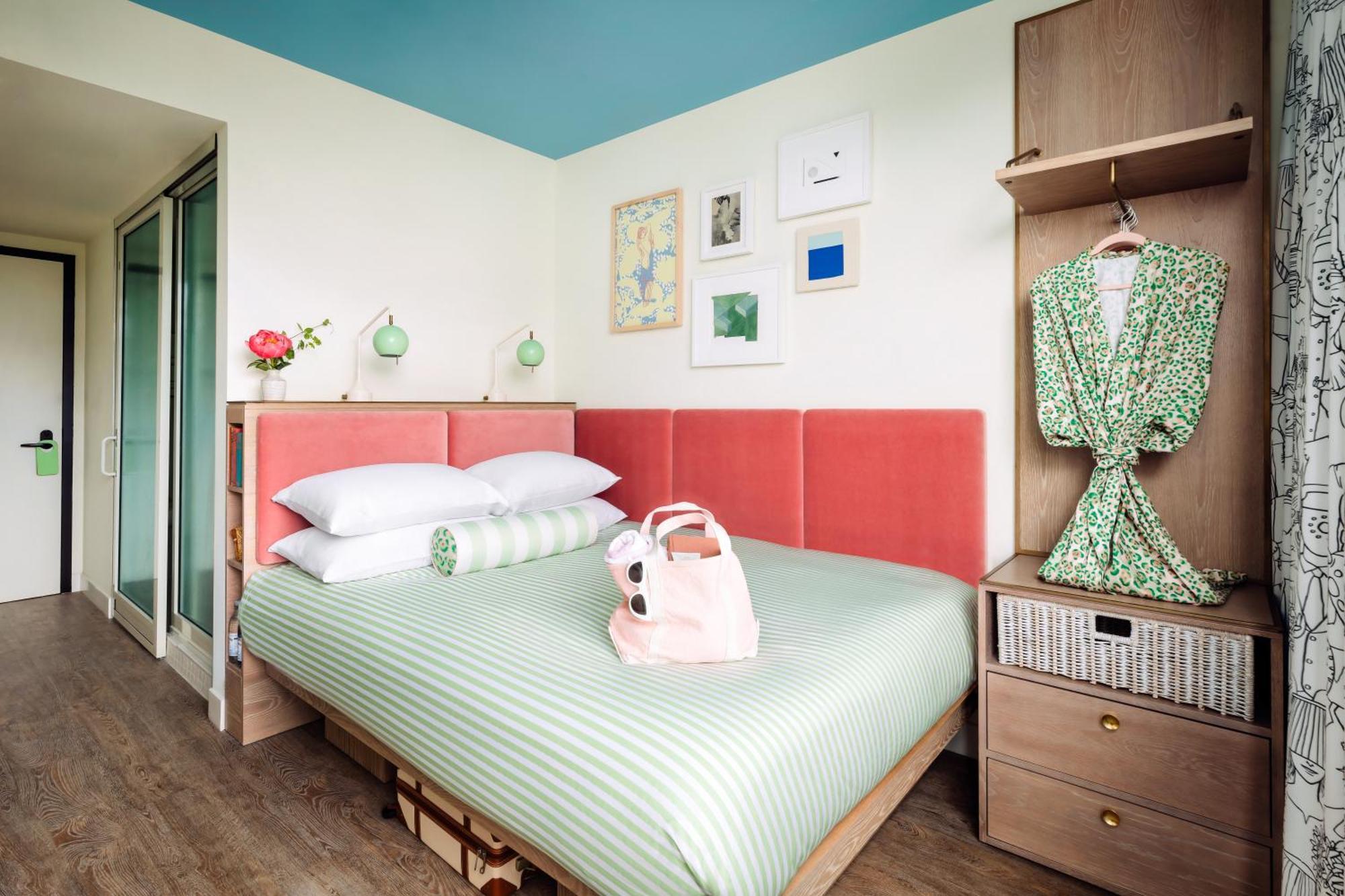 Standard Zimmer mit Queensize-Bett und Meerblick