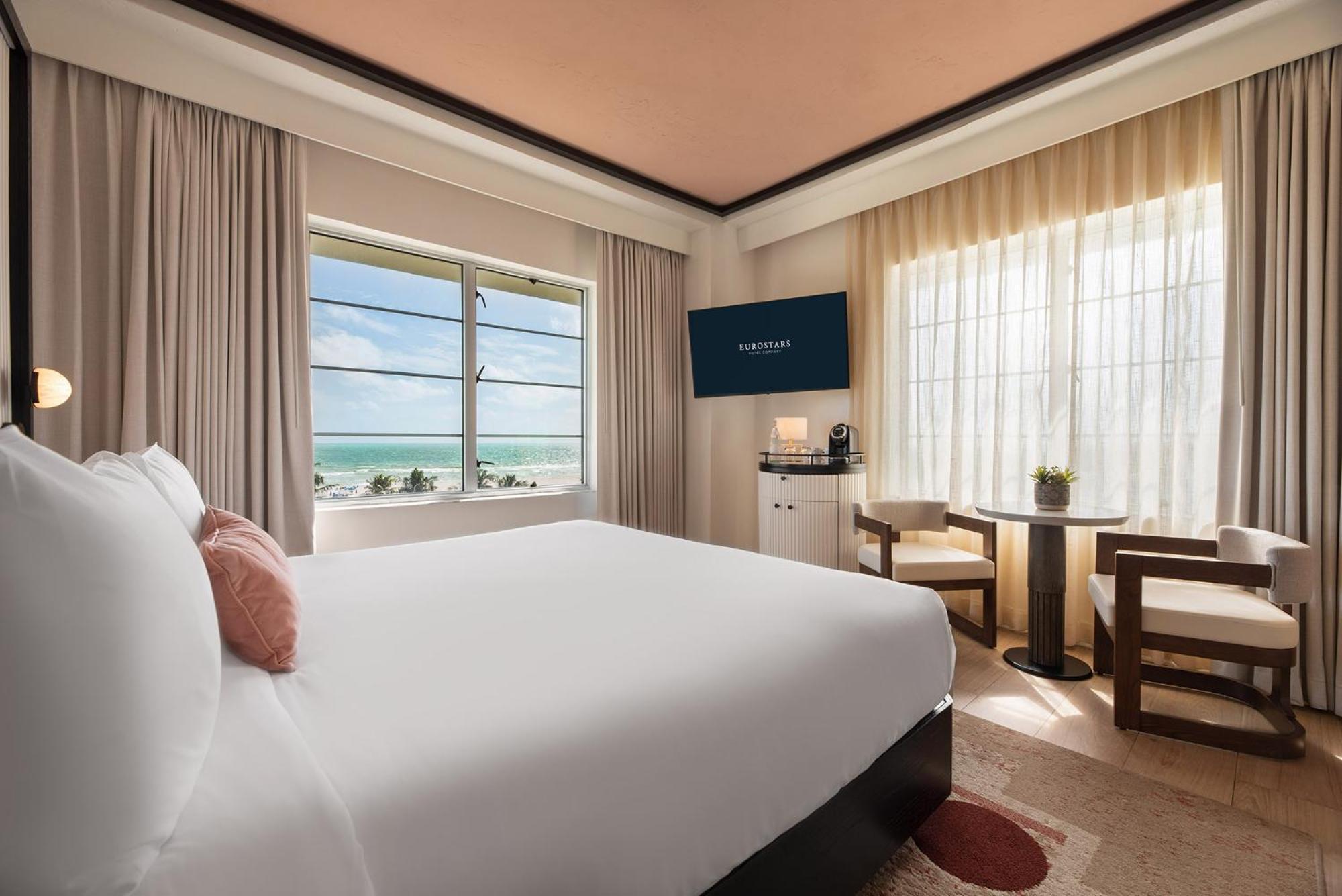 Deluxe King Room corner ocean view