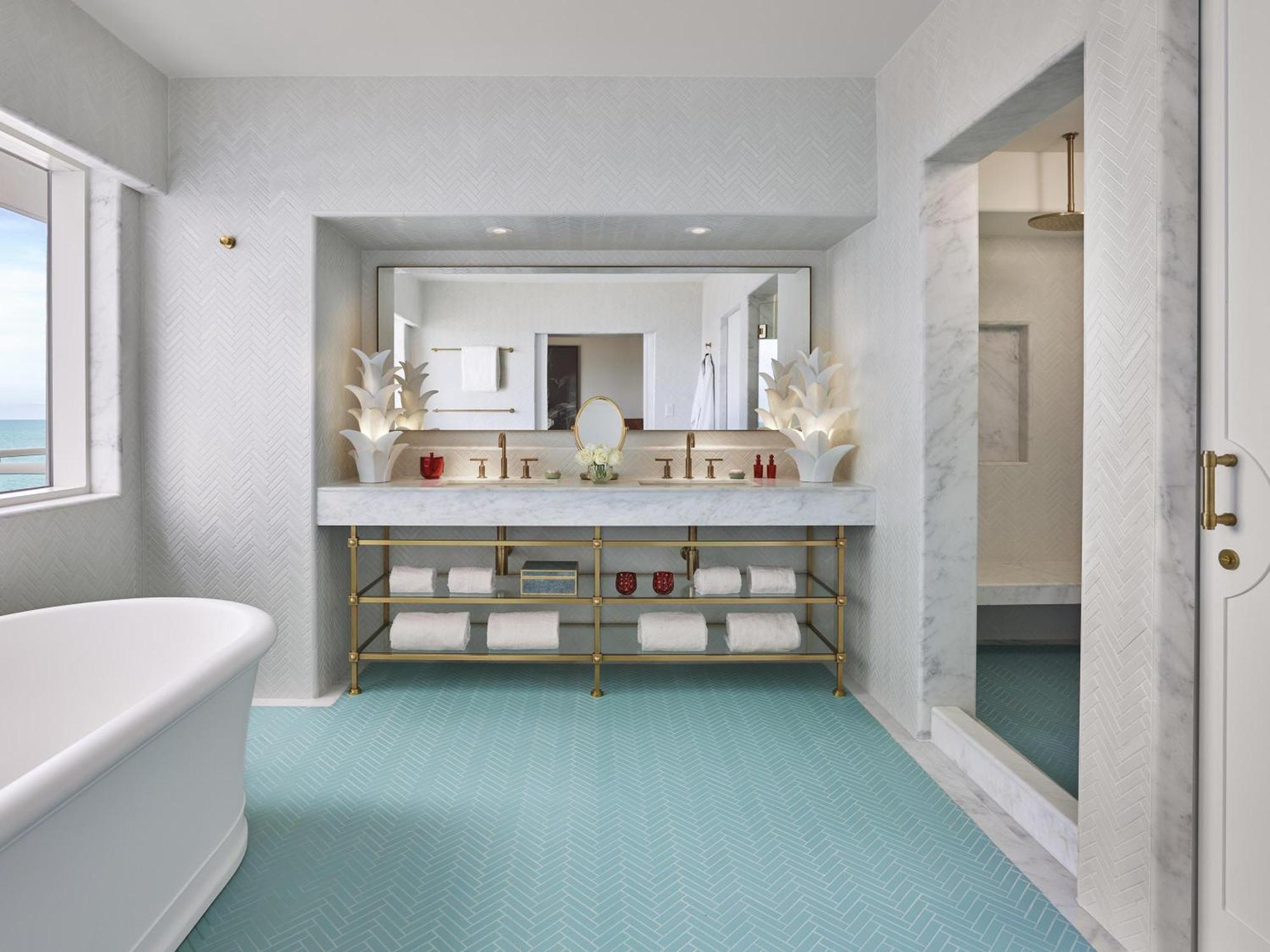 Suite Esquinera con cama extragrande y vistas frontales excelentes al mar