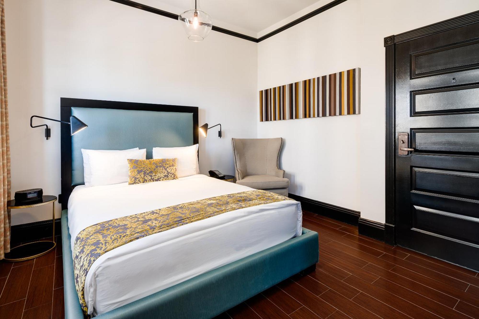 Chambre Lit Queen-Size Classique pour Personnes à Mobilité Réduite