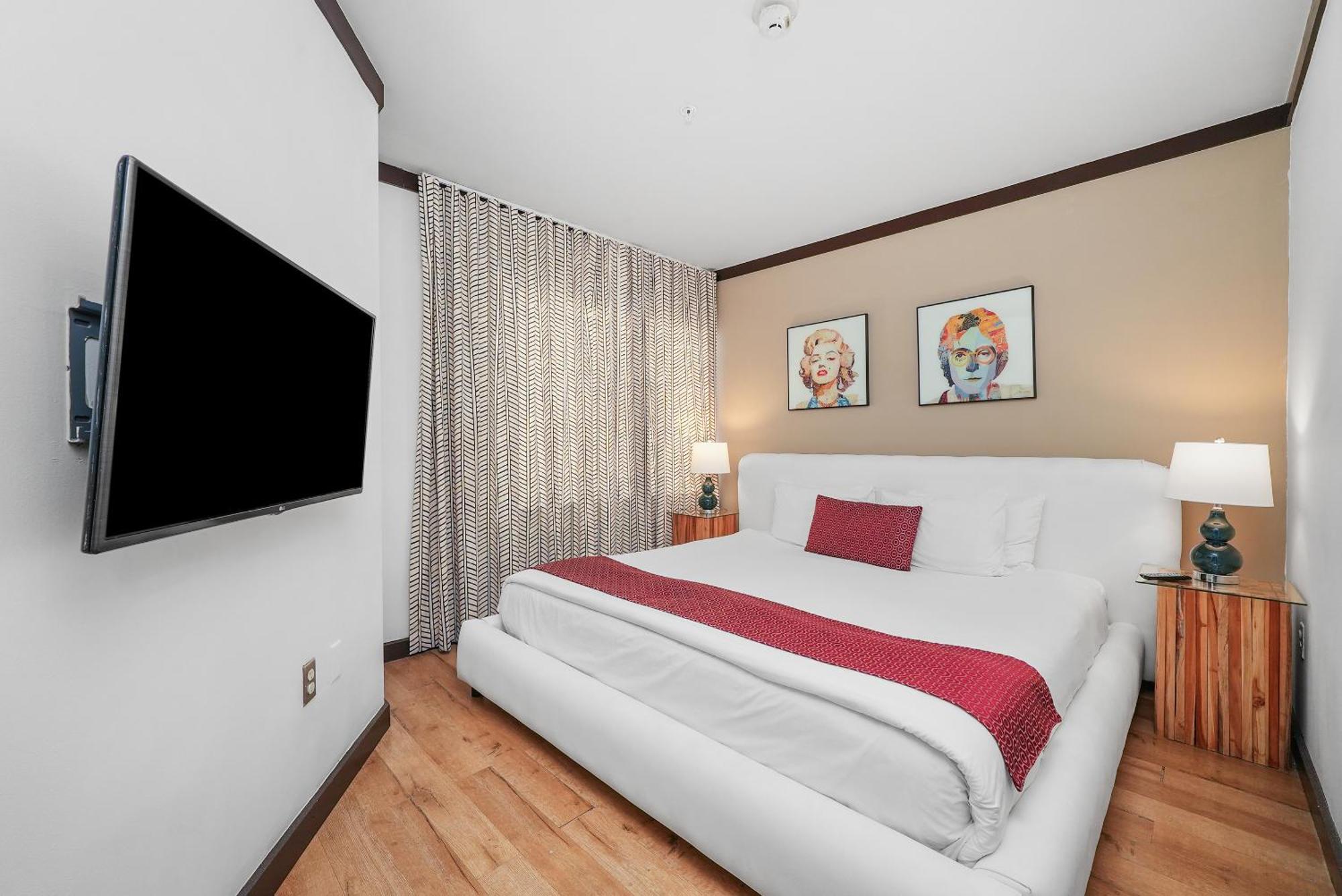 Deluxe One Bedroom King Suite