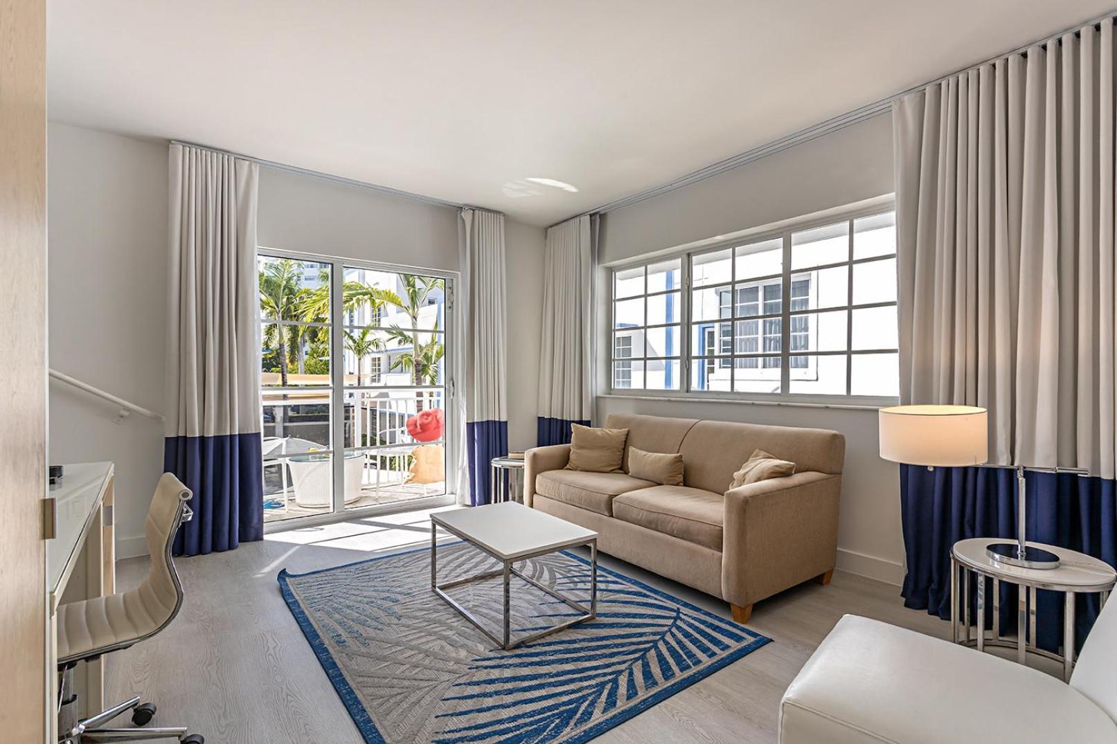 Suíte de 2 Quartos com Vista da Piscina